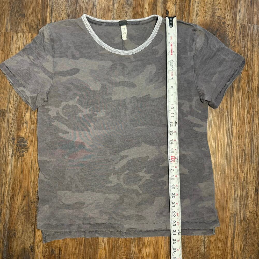 Free People We the Free XS distressed soft gray camo t shirt split hem - Picture 4 of 12
